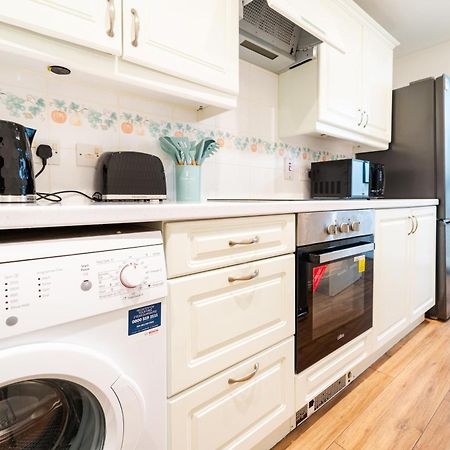 Bright And Spacious Flat With Free Parking Londra Exterior foto